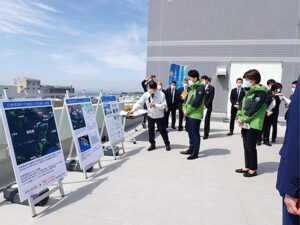 小泉環境大臣が県水技センターを訪問